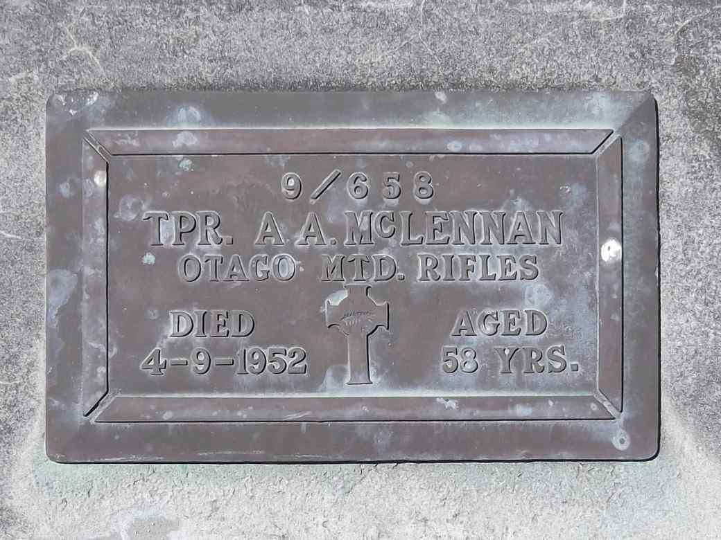 Photo of headstones/Andrew Alexander McLennan d1952 hdstn AdrsnBay